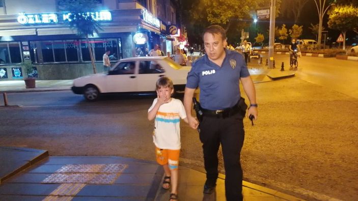 i Antalya polisi kaybolan Rus çocuğun ailesini cadde cadde aradı