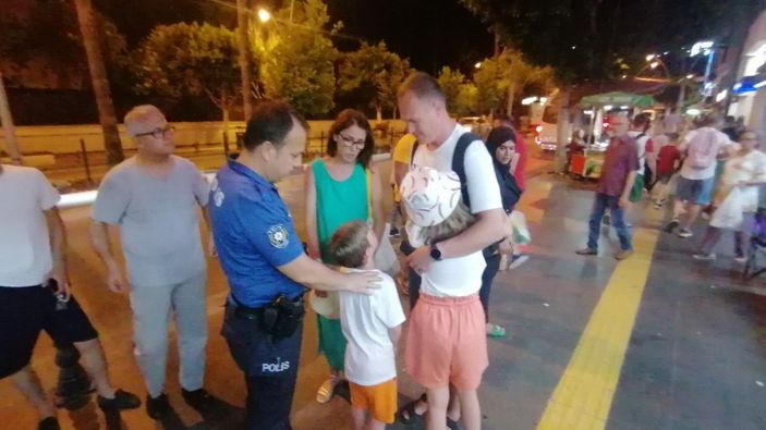 i Antalya polisi kaybolan Rus çocuğun ailesini cadde cadde aradı