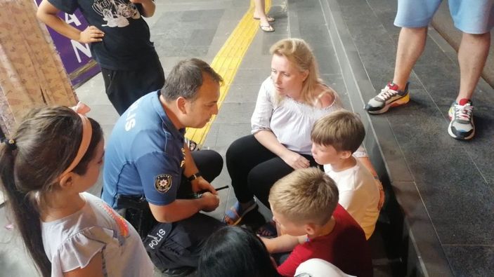 i Antalya polisi kaybolan Rus çocuğun ailesini cadde cadde aradı