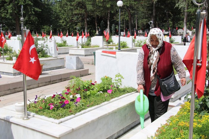 Ankara'daki şehitlikte Babalar Günü