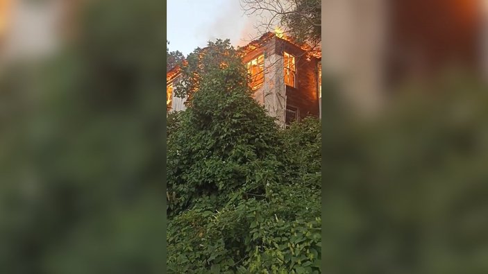 Üsküdar Beylerbeyi'ndeki ahşap binada yangın çıktı