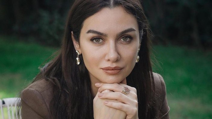 Birce Akalay bikinisini giydi, iskelede arz-ı endam etti!