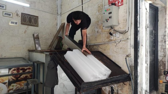 Şanlıurfa’da sıcaklık yükseldikçe buz satışları arttı