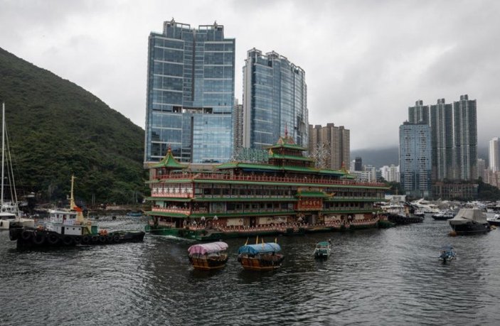 Hong Kong'daki yüzen restoran Güney Çin Denizi’nde battı