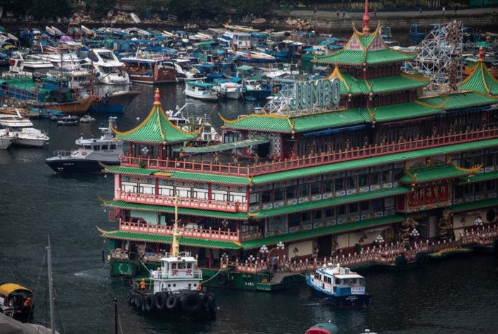 Hong Kong'daki yüzen restoran Güney Çin Denizi’nde battı