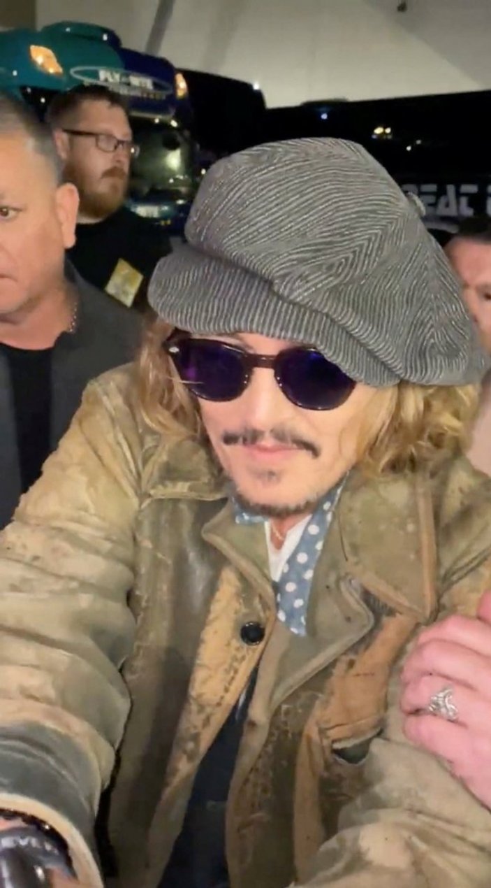 Johnny Depp, sakalını ve bıyığını kesti