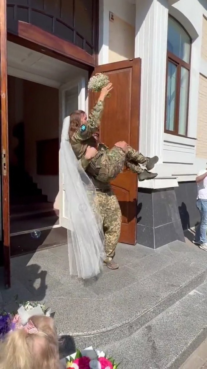 Ukraynalı çift, askeri üniformaları ile evlendi