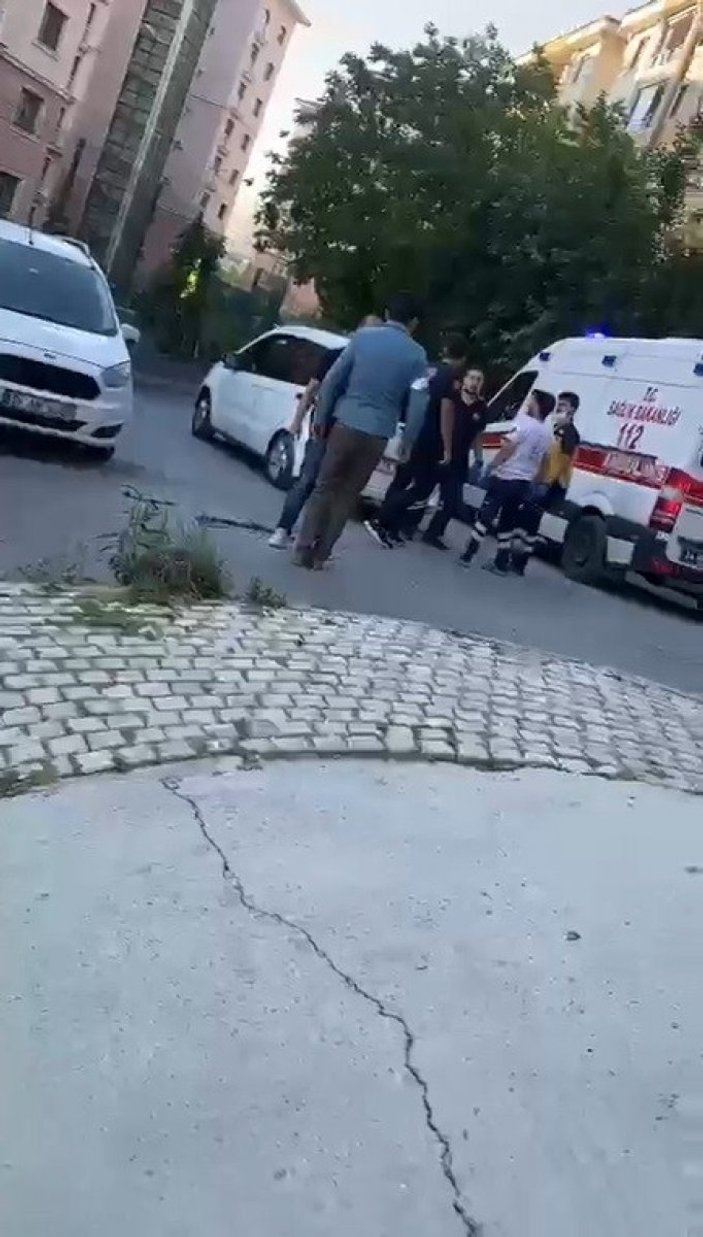 Küçükçekmece’de uyuşturucu satıcıları, kaçmaya çalışırken polise çarptı