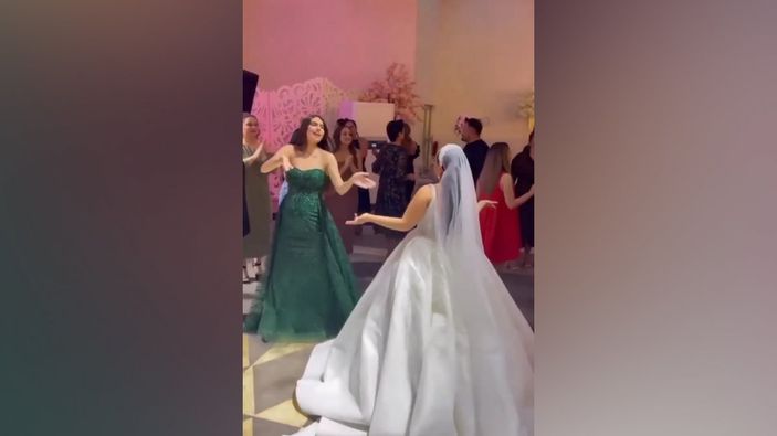 Karnı burnunda Amine Gülşe'nin göbek attığı anlar sosyal medyayı yıktı!