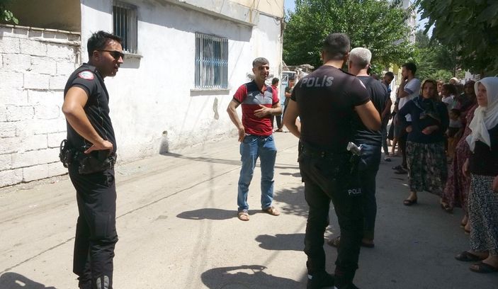 i Adıyaman’da 5 yaşındaki çocuk, yaslandığı camla halasının üzerine düştü