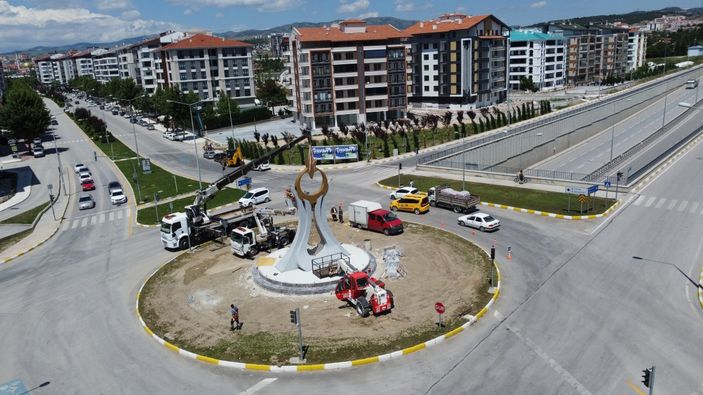 Çorum'da Çevreyolu Binevler Kavşağına ay yıldız totemi