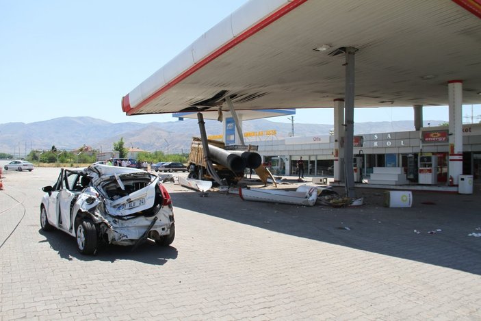 Elazığ’da otomobile çarpan kamyon, akaryakıt istasyonuna girdi: 5 yaralı