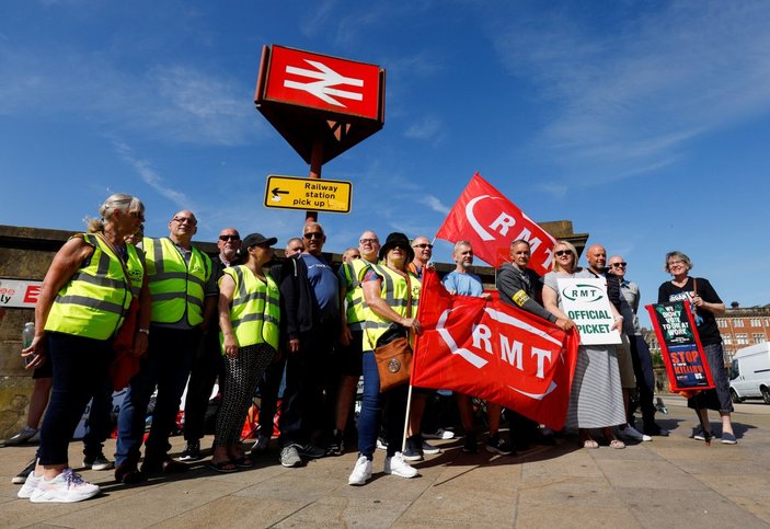 İngiltere'de demir yolu çalışanları grev başlattı