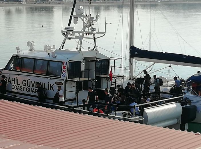 İzmir açıklarında 100 kaçak göçmen yakalandı