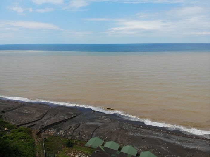Düzce'deki yağış Karadeniz'in rengini kahverengiye çevirdi
