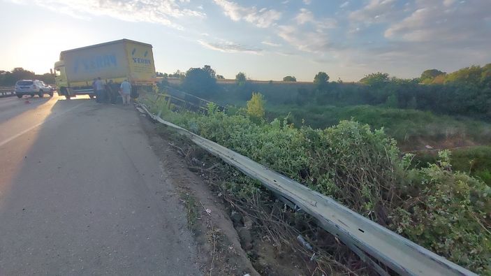 i Tekirdağ'da bariyerleri parçalayan tır, uçurumda asılı kaldı