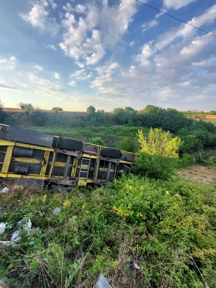 i Tekirdağ'da bariyerleri parçalayan tır, uçurumda asılı kaldı