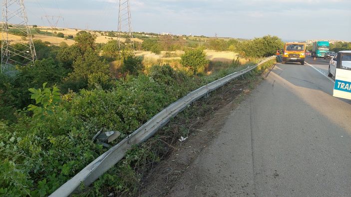 i Tekirdağ'da bariyerleri parçalayan tır, uçurumda asılı kaldı