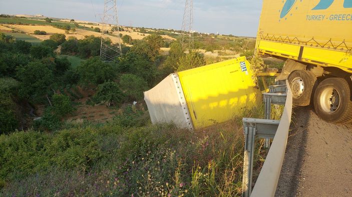 i Tekirdağ'da bariyerleri parçalayan tır, uçurumda asılı kaldı