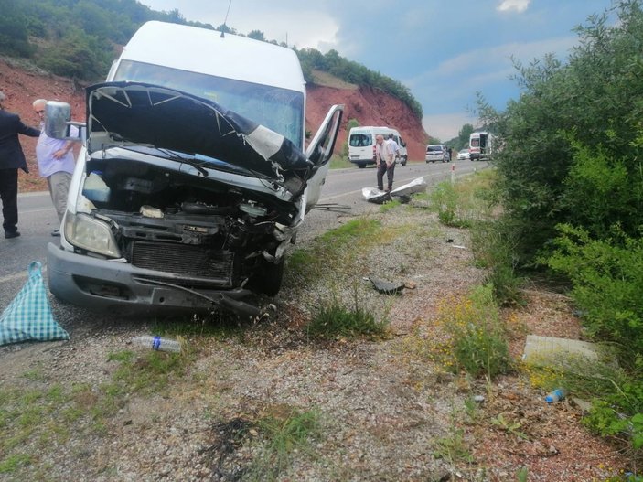 Konya'da otomobil ile yolcu minibüsü çarpıştı