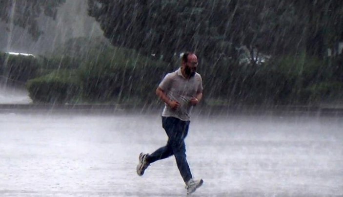 Kırıkkale'de sıcak hava yerini sağanak yağışa bıraktı