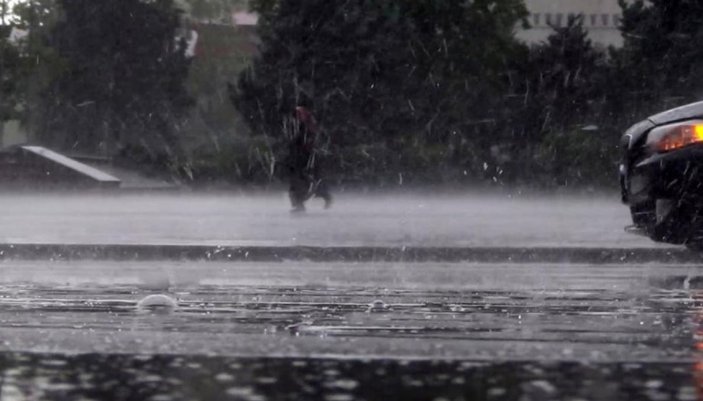 Kırıkkale'de sıcak hava yerini sağanak yağışa bıraktı