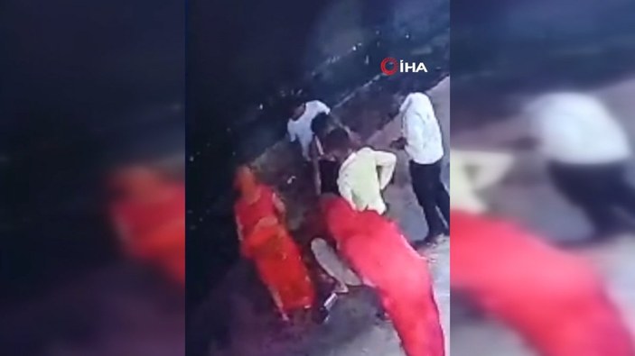 Hindistan'da tren raylarına çıkan kadını son anda kurtardı