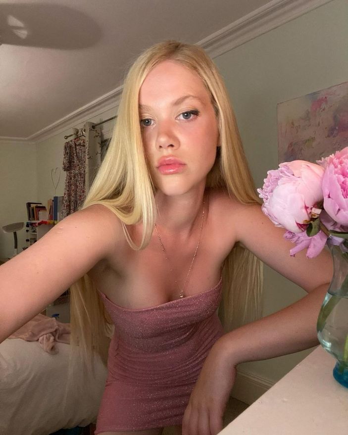 Serel Yereli'den bronz tenli dekolteli paylaşım geldi! 'Yakıyorsun bu alemi'