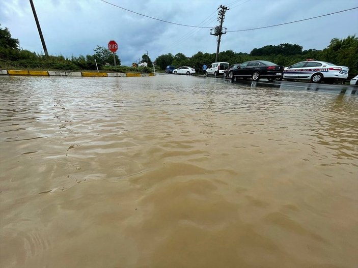 Su taşkını nedeniyle ulaşıma kapanan Akçakoca-Ereğli yolu açıldı