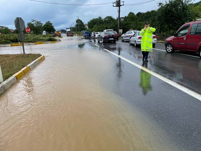 Su taşkını nedeniyle ulaşıma kapanan Akçakoca-Ereğli yolu açıldı