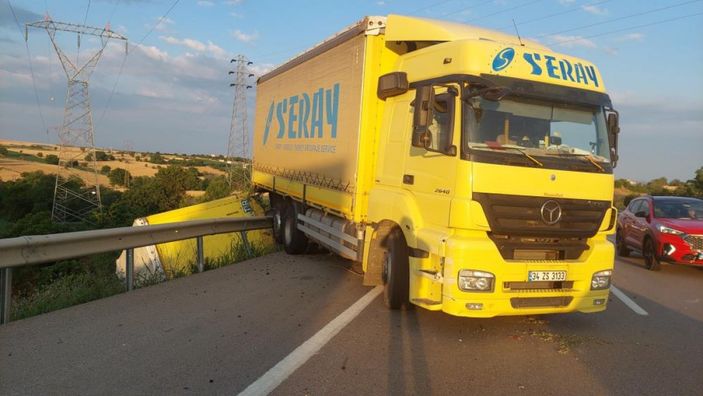 i Tekirdağ'da bariyerleri parçalayan tır, uçurumda asılı kaldı