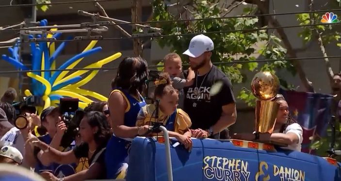 Curry'nin şampiyonluk kutlamasında Trabzonspor detayı