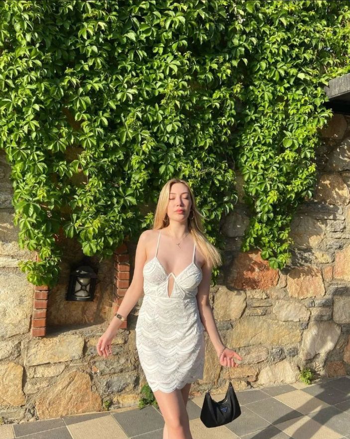 Yasmin Erbil beyaz göğüs dekolteli elbisesiyle olay oldu! 'Soyunmaya doyamadın..'