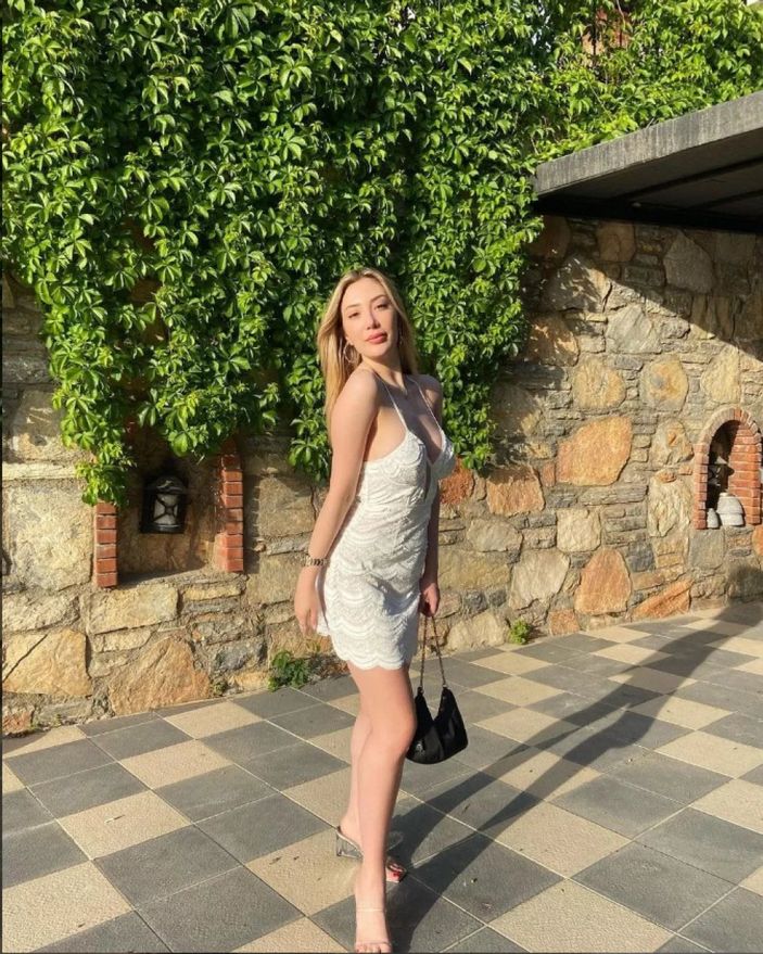 Yasmin Erbil beyaz göğüs dekolteli elbisesiyle olay oldu! 'Soyunmaya doyamadın..'