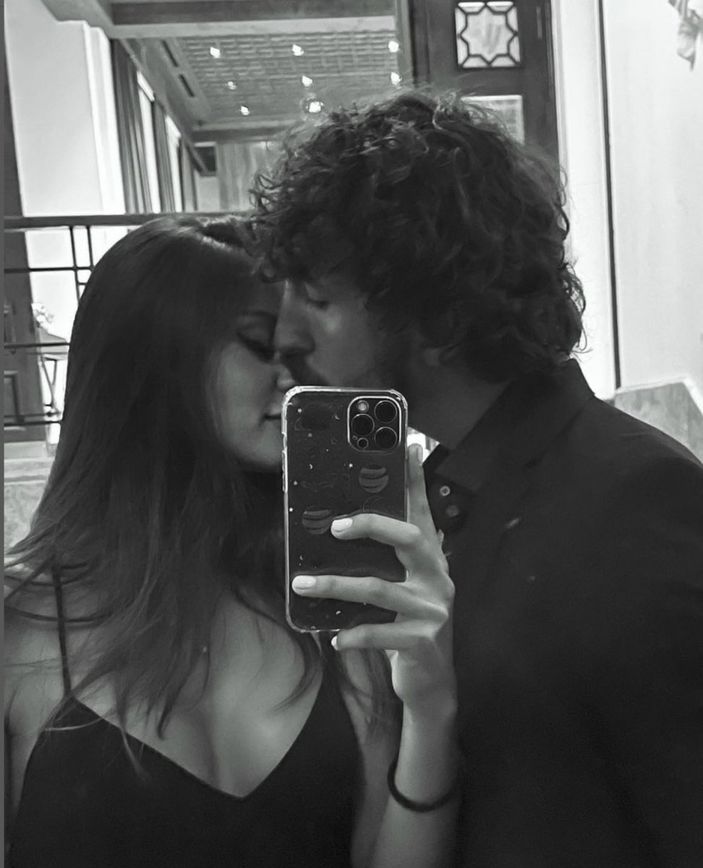 Survivor Berkan'ın sevgilisi görenlerin aklını başından aldı! Derin dekolteli pozları olay...