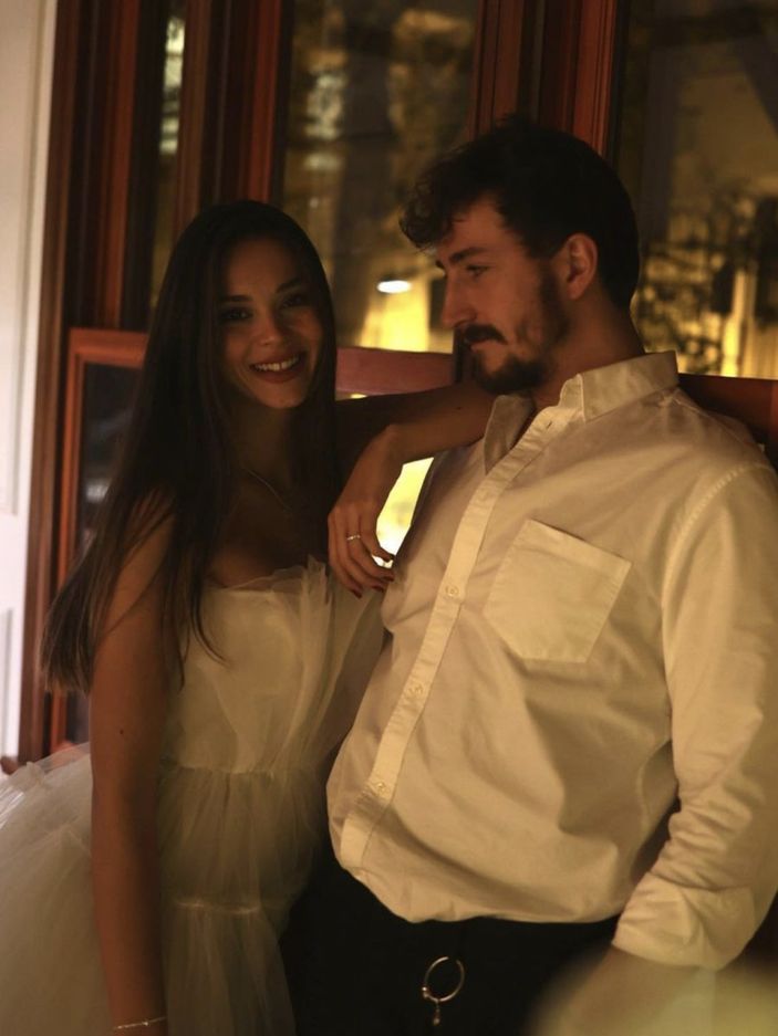 Survivor Berkan'ın sevgilisi görenlerin aklını başından aldı! Derin dekolteli pozları olay...