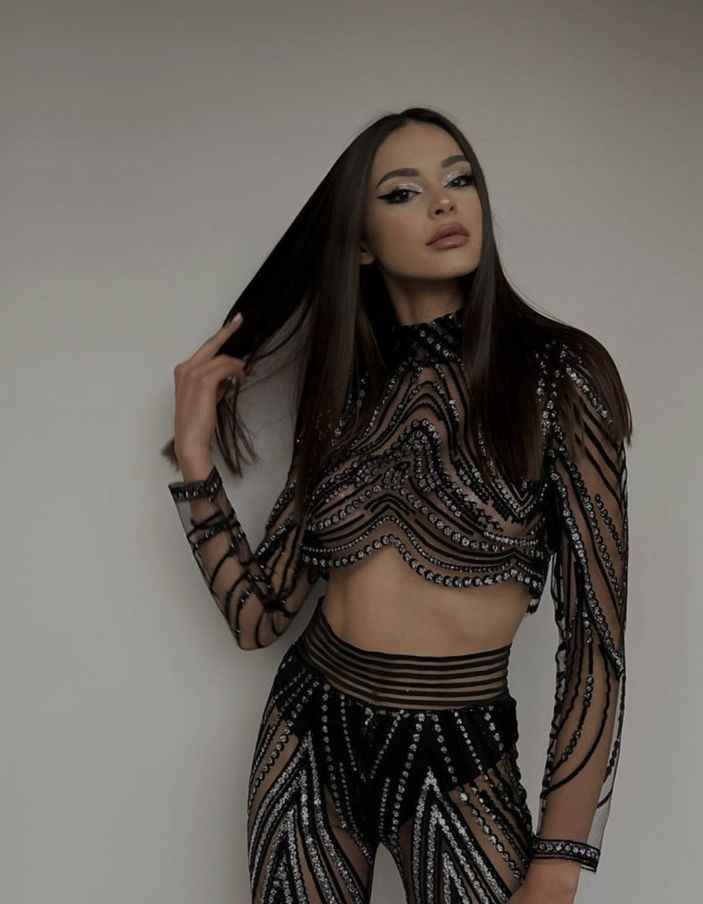 Survivor Berkan'ın sevgilisi görenlerin aklını başından aldı! Derin dekolteli pozları olay...