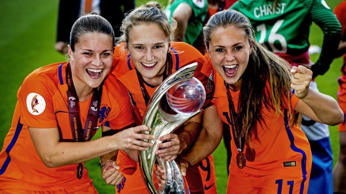 Hollanda'da kadın milli futbolcular, erkek oyuncularla eşit ücret alacak