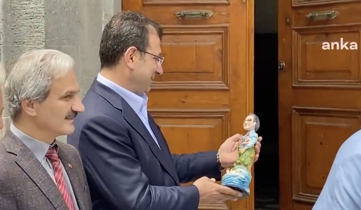 Ekrem İmamoğlu'na Trabzon'da kendi heykeli hediye edildi