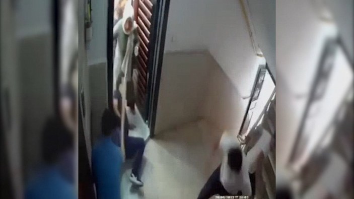 Şanlıurfa'da, apartmanda sopalı saldırı anları kamerada