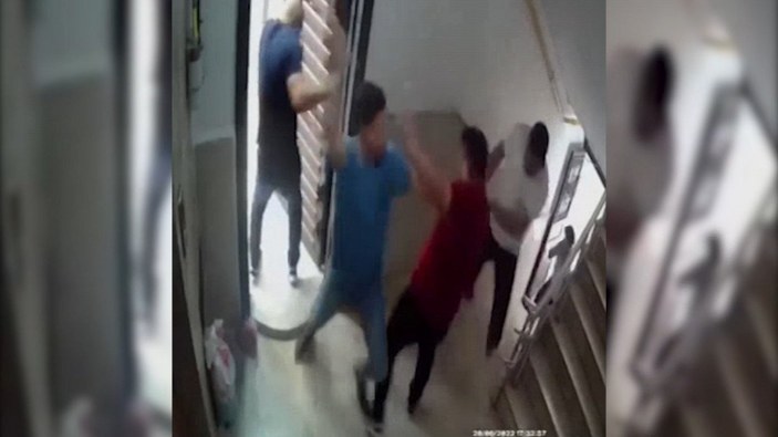 Şanlıurfa'da, apartmanda sopalı saldırı anları kamerada