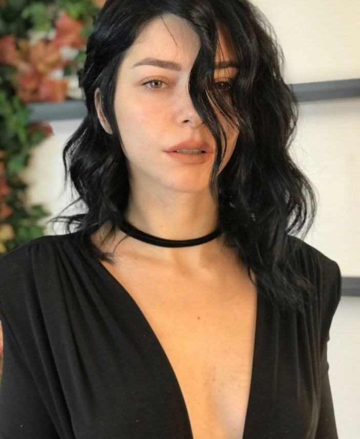 Merve Boluğur gömleğini açınca... 'Kölelik başvurusu nerden'