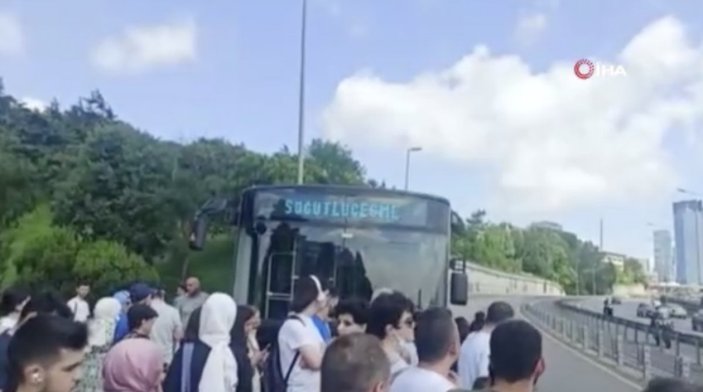 İstanbul'da arıza yüzünden yolda kalan yolcular yolu kapattı