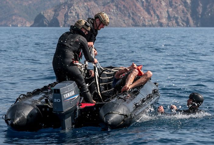 a Deniz Kuvvetleri'nin kurtarıcı timi PAK, üstün yetenekleriyle göze çarpıyor