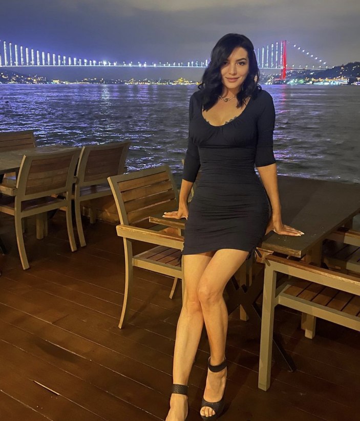 Aleyna Tilki'nin annesi mini elbisesiyle boğaza karşı... 'Bu nasıl fizik böyle'