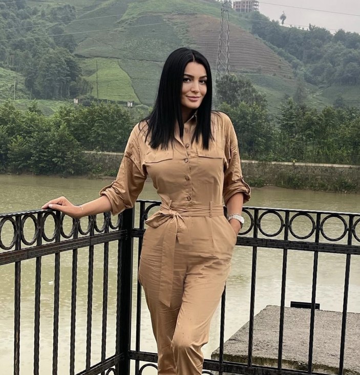 Aleyna Tilki'nin annesi mini elbisesiyle boğaza karşı... 'Bu nasıl fizik böyle'