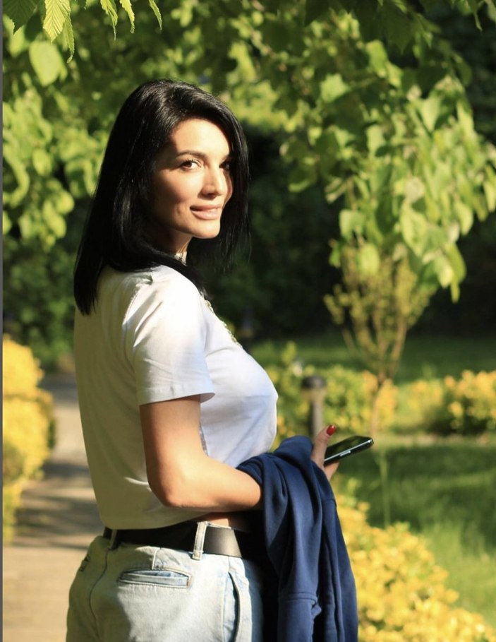 Aleyna Tilki'nin annesi mini elbisesiyle boğaza karşı... 'Bu nasıl fizik böyle'