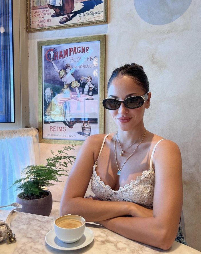Survivor Berna Keklikler, derin göğüs dekolteli elbisesiyle sokaklarda! Ateş kırmızısı nefes kesti...