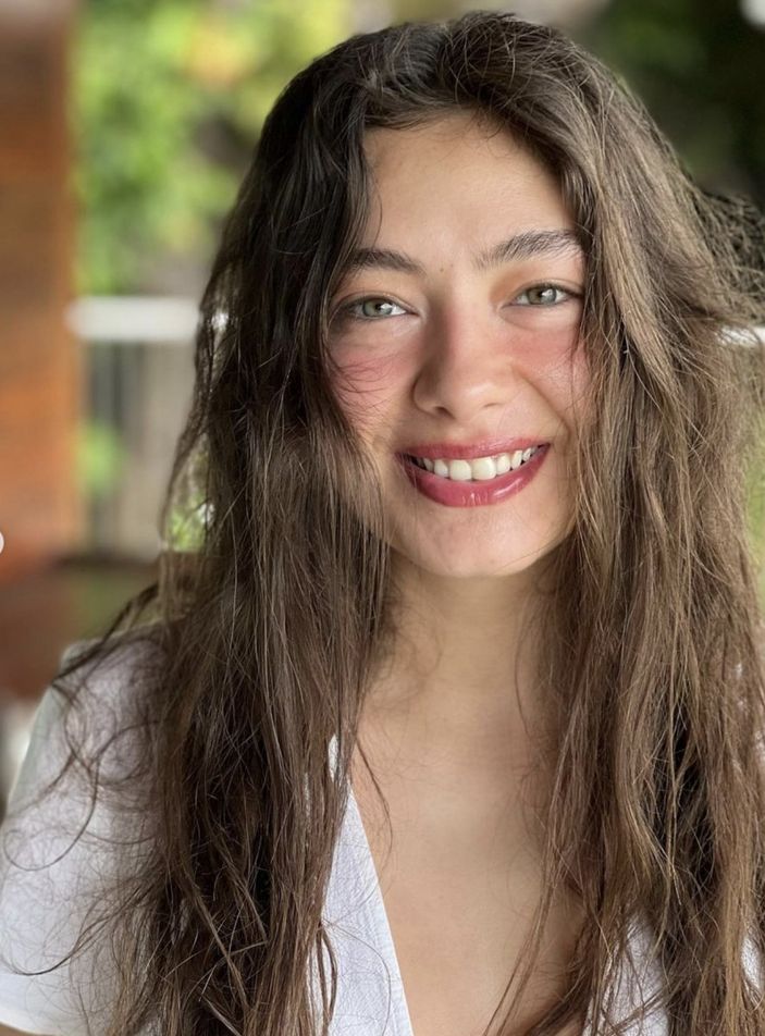 Neslihan Atagül sahalara geri döndü! Mini eteğiyle spor keyfi...