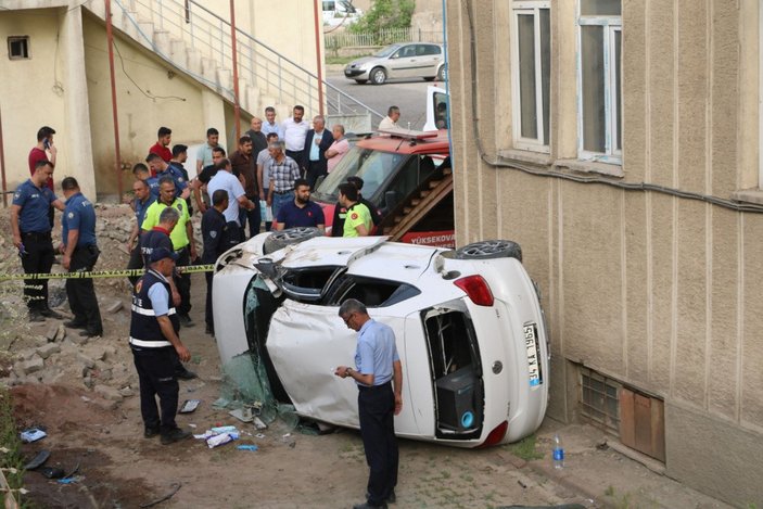 Hakkari'de kontrolden çıkan otomobil belediye bahçesine uçtu